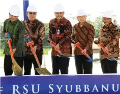  ?? TAUFIQURRA­HMAN/JAWA POS ?? SINERGI: Dari kiri, Ketua Yayasan Syubbanul Wathon KH Yusuf Chudlori, Sekjen PB NU Helmy Faishal Zaini, Sekdaprov Jateng Sri Puryono, Chairman Lippo Group Mochtar Riady, dan Ketua PB NU Bidang Pendidikan Mohammad Nuh dalam seremoni topping off RSU...