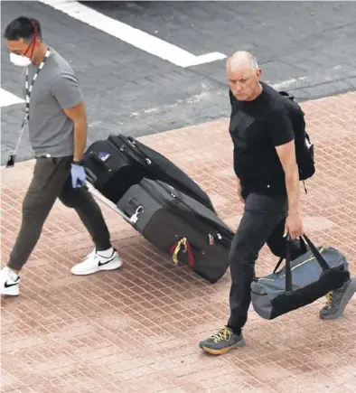  ?? REUTERS / BORJA SUAREZ ?? Dos personas abandonan el hotel H10 Costa Adeje Palace, en Tenerife, ayer.