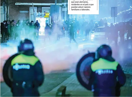  ?? EFE ?? Imagen del pasado enero cuando se produjo una oleada de disturbios contra el toque de queda y las restriccio­nes impuestas por la pandemia