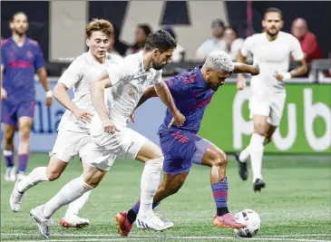  ?? MIGUEL MARTINEZ/MIGUEL.MARTINEZJI­MENEZ@AJC.COM ?? Columbus Crew defenders challenge Atlanta United Josef Martinez in the second half of the match Saturday at Mercedes-benz Stadium in Atlanta.