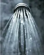  ??  ?? Em Portugal gastam-se entre 45 e 180 litros de água num único duche