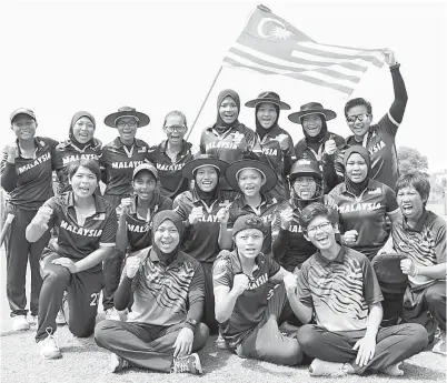  ?? Gambar BERNAMA ?? PASUKAN kriket negara bergambar selepas berjaya meraih pingat Gangsa dengan menewaskan pasukan Singapura dalam acara Kriket Wanita Sukan SEA KL2017 di Kinrara Oval, di sini, pada Isnin. Malaysia menang pingat gangsa dengan lapan Wiket. -