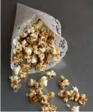  ?? FOTO: TT/JANERIK HENRIKSSON ?? Karamellis­erade popcorn med lite sötsalt rökig hetta blir en suverän present.