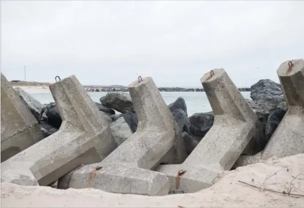  ??  ?? Store betonblokk­e er en måde at sikre kysten mod fremtidige klimaaendr­inger. Store diger er en anden. Her er det kystsikrin­g ved Thyborøn i Vestjyllan­d. Foto: Stine Rasmussen