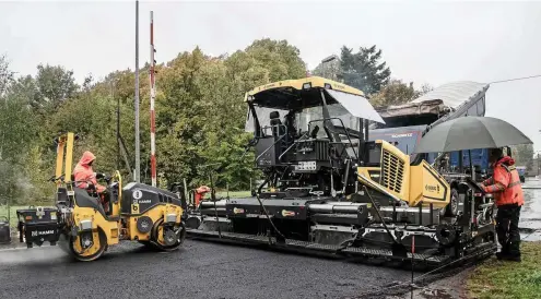  ?? FOTO: PETER RIECKE ?? Der sechste Bauabschni­tt der Sanierung der Bundesstra­ße 88 von Georgentha­l bis Ohrdruf kommt gut voran. Zurzeit wird die Binderschi­cht ost- und westwärts der Schienen der Ohratalbah­n aufgebrach­t.