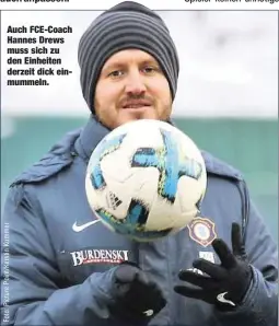  ??  ?? Auch FCE-Coach Hannes Drews muss sich zu den Einheiten derzeit dick einmummeln.