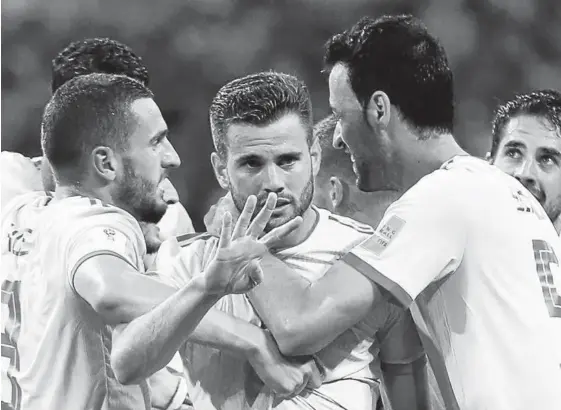  ?? Foto: Friedemann Vogel (Efe). ?? Nacho es felicitado por sus compañeros al anotar el tercer gol ante Portugal.