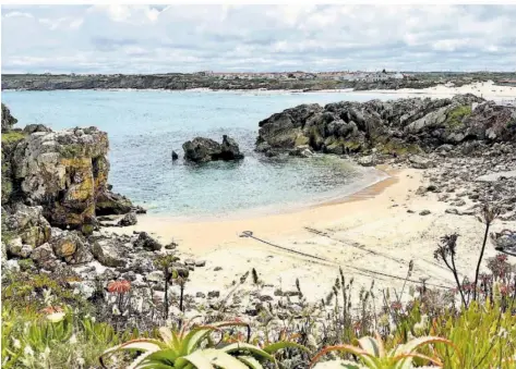  ?? FOTO: WERKMEISTE­R ?? Inspiratio­n für ihre Romane findet Meike Werkmeiste­r häufig am Meer. Nach ihrem Portugal-Urlaub vor zwei Jahren entstand die Idee für ihr neuestes Buch „Am Horizont wartet die Sonne“, das zu einem großen Teil an einem fiktiven Ort in Portugal spielt.