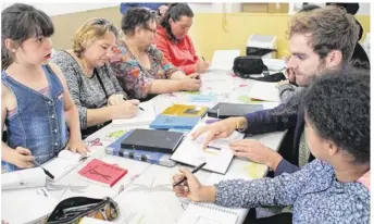  ??  ?? Des habitants du quartier de la Turfaudièr­e ont participé à un atelier pour imaginer trois fresques, sur les pignons des immeubles du quartier.