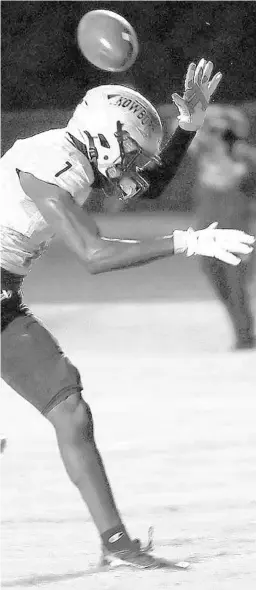  ?? ORLANDO SENTINEL STEPHEN M. DOWELL/ ?? Osceola receiver Ja’Keem Jackson can’t quite catch a pass during the Osceola High at Olympia High School varsity football game in Orlando on Friday.