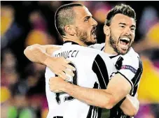  ?? Obránci Bonucci (vlevo) a Barzagli slaví postup Juventusu. FOTO ČTK/ AP ?? Vyšlo to!
