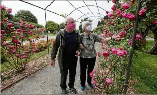  ??  ?? Les floraisons dans les allées du parc du Monastère de Cimiez attiraient le regard dans ce jardin où l’accès est réservé aux seniors le matin. (Photo Eric Ottino)