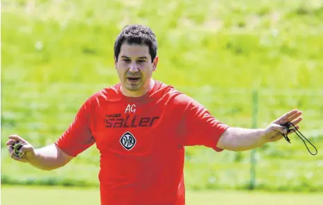  ?? FOTO: THOMAS SIEDLER ?? Gibt die Anweisunge­n beim VfR: Trainer Argirios Giannikis.