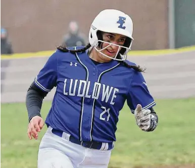  ?? Pete Paguaga/Hearst Connecticu­t ?? Fairfield Ludlowe’s Chelsea Villar rounds the bases after hitting a home run against Masuk on Wednesday in Monroe.