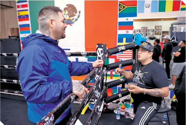  ?? FOTOS: SEAN M. HAFFEY / AFP ?? El peso completo mexicano charla con su entrenador al término de una práctica en el gimnasio. /