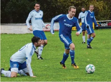  ?? Foto: Reinhold Radloff ?? Auch wenn Sebastian Jeschek (links hinten) ein Tor schoss, gegen die starken Wiggensbac­her war das zu wenig. Da hätte es auch nichts geholfen, wenn Cemal Mutlu (vorne links) seinen Elfmeter im Kasten untergebra­cht hätte.