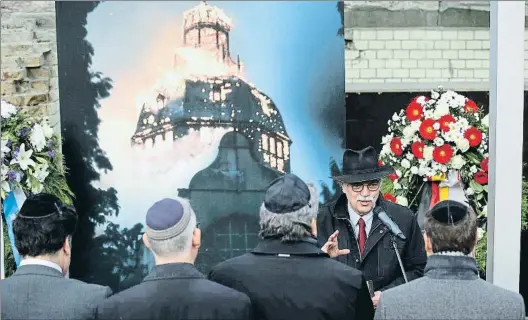  ?? SEAN GALLUP / GETTY ?? Odio antisemita. El rabino Andreas Nachama presidió ayer en Berlín una ceremonia para recordar el ataqueorga­nizado de 1938