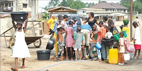  ?? PHOTO: FEMI ADEBESIN- KUTI ?? Scramble for water at Awori/ Abule- Egba in Lagos… yesterday.