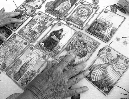  ?? Foto: A. García ?? Noch heute sind die Menschen an Zukunftsde­utung – zum Beispiel durch Tarot – interessie­rt.