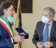  ??  ?? Il premio Giordani consegna il sigillo della città a Crisanti