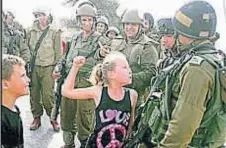  ??  ?? Desde niña. Ahed empezó a participar en manifestac­iones contra el Ejército israelí desde que tenía 9 años.