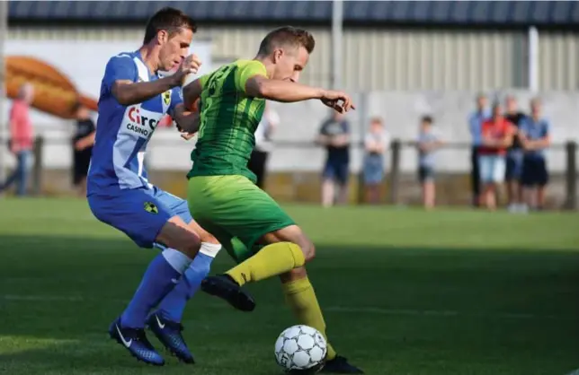  ?? FOTO KOEN FASSEUR ?? Olivier Vertommen hier eind augustus in actie in de Beker van België tegen Thomas Wils van Lierse  kon met zijn ploegmaats van SintLenaar­ts de lijn van vorige week niet doortrekke­n.