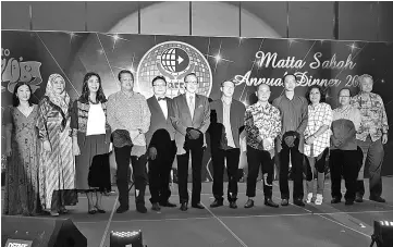  ??  ?? Masidi (sixth left) with Bangkuai (fourth left), Chin (fifth left),Tan (sixth right) and Zaki (fifth right) at the Matta Sabah Annual Dinner 2017.