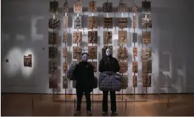  ?? Photograph: Keleenna Onyeaka ?? Looty’s Chidi Nwaubani and Ahmed Abokor in front of the Benin brass plaques at the British Museum, London.