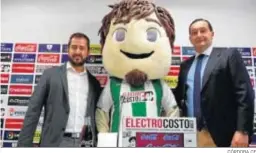  ?? CÓRDOBA CF ?? Juan Serrano y Alfredo García Amado escoltan a la mascota Leo.