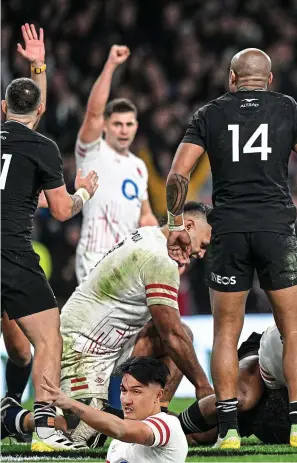  ?? ?? celebrate as Stuart’s second try saves them. Left: Smith chooses to kick it out at the end