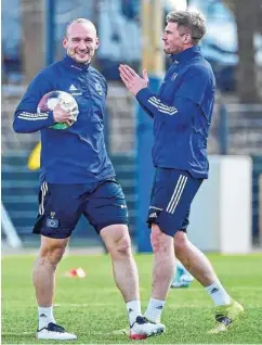  ??  ?? Einst Kollegen, am Freitag Gegner: Toni Leistner (l.) und Simon Terodde spielten zusammen beim HSV und dem 1. FC Köln.