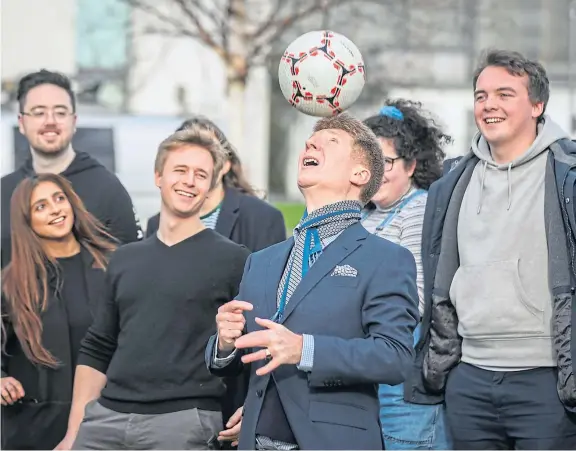  ?? Picture: Kris Miller. ?? Jim Spence, best known as a Scottish sports broadcaste­r, meets students as the new rector of Dundee University.