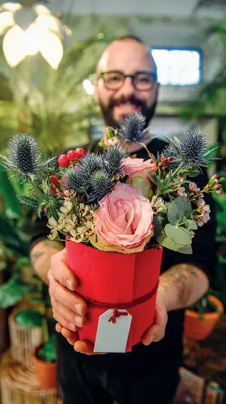  ?? (foto Furlan/laPresse) ?? Pollice verde Nel suo negozio «Offfi» Mario Nobile aggiunge al bouquet il cardo