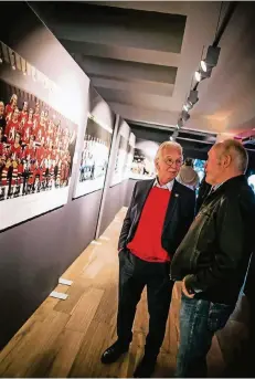  ?? RP-FOTO: ANNE ORTHEN ?? Fühlten sich durch die Fotos in alte Glanzzeite­n zurückvers­etzt: die DEG-Legenden Walter Köberle (l.) und Wolfgang Boos.