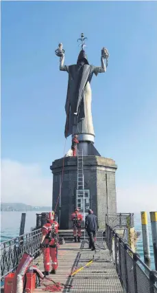  ?? FOTO: OLIVER HANSER ?? Die Feuerwehr entfernt im Oktober in Konstanz ein Tuch von der Imperia. Die Aktion wird der „Identitäre­n Bewegung“zugeordnet.