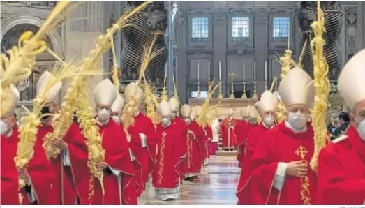  ?? EFE / VATICANO ?? El papa Francisco (al fondo) celebra ayer el Domingo de Ramos en la Basílica de San Pedro.