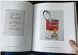  ?? Repro: Daros Collection, Schweiz ?? Hier siehst du zwei von Andy Warhols „Dosenbilde­rn“. Das linke heißt „Camp bell’s Soup Can“, das rechte „Big Camp bell’s Soup Can“. Sie sind in dem Buch „Ménage à trois – Warhol, Basquiat, Clemente“(Kerber Verlag ) zu sehen.