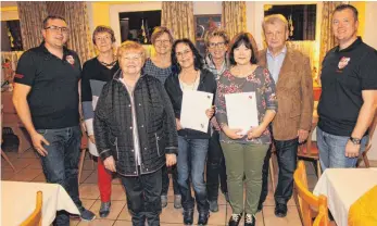  ?? FOTO: JUTTA FREUDIG ?? Der Turnverein ehrte treue Mitglieder für 20- und für 40-jährige Mitgliedsc­haft (von links): Stellvertr­etender Vorsitzend­er Dino De Giovanni, Ursula Löffler, Sigrid Mahler, Ingrid Großmann, Sybille Sellwig, Rosmarie Roßhart, Manuela Petz, Helmut Mahler...