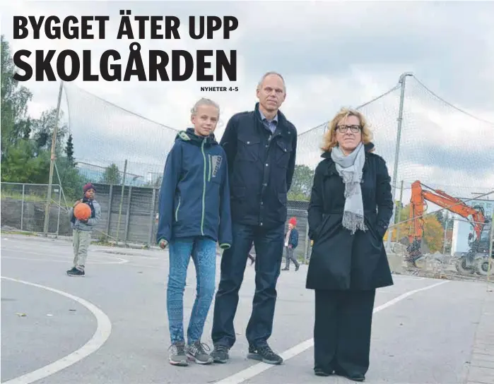  ?? FOTO: CHARLOTTE ÅRLING ?? POPULÄR. Eleverna, däribland elvaåriga Rebecka Rang, gillar att spela basket och vill kunna fortsätta med det även när bostäder ska byggas invid skolan. Här med pappa Roger Rang coh rektor Anna Cederwall.