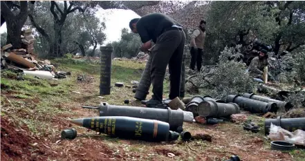  ??  ?? Photo ci-dessus :
Près d’Idleb, dans le Nord-Ouest de la Syrie, des combattant­s rebelles syriens se préparent à tirer des obus contre des forces du régime de Bachar al-Assad, le 20 février
2020. Les affronteme­nts entre les rebelles syriens, bénéfician­t de l’appui de la Turquie, et l’armée de Damas, soutenue par Moscou, se sont multipliés depuis début février, dans cette zone censée faire l’objet d’un cessez-le-feu depuis l’accord russo-turc de Sotchi, en septembre 2018. (© Abdulaziz Ketaz/AFP)