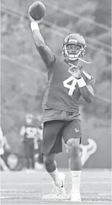  ?? MICHAEL SHROYER, USA TODAY SPORTS ?? “It’s very early, but he’s a good, smart guy,” Texans coach Bill O’Brien says of rookie quarterbac­k Deshaun Watson, above.