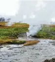  ?? Foto: Insa Kohler/dpa ?? Auf Island gibt es Löcher im Boden, aus denen es dampft.