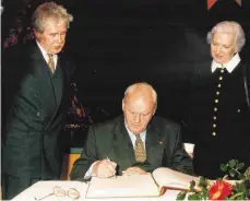  ?? FOTO: SIEGFRIED HEISS ?? Der am Dienstag verstorben­e Alt- Bundespräs­ident trug sich auch unter den Augen von OB Gerd Gerber ( links) ins Goldene Buch der Stadt Weingarten ein.