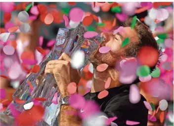  ?? FOTO: TERRILL/DPA ?? Juan Martin del Potro küsst im Konfettire­gen die Siegertrop­häe für seinen Erfolg beim Turnier in Indian Wells. Der Argentinie­r ist jetzt die Nummer sechs der Weltrangli­ste.