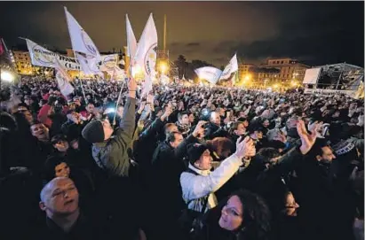  ?? FILIPPO MONTEFORTE / AFP ?? Seguidors de Beppe Grillo aclamant-lo divendres al míting final del Moviment 5 Estrelles a Roma