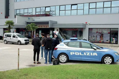  ??  ?? Indagini
Sul tragico gesto dell’istruttore della palestra indaga la squadra mobile di Venezia ( foto Errebi)