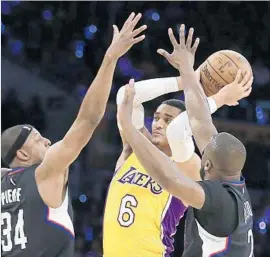  ?? Robert Gauthier Los Angeles Times ?? PESKY DEFENSE by the Clippers’ Paul Pierce, left, and Raymond Felton makes it difficult for the Lakers’ Jordan Clarkson to get rid of the ball on Tuesday.