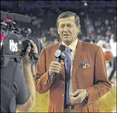  ?? DAVID J. PHILLIP / AP ?? One of Craig Sager’s final assignment­s was the NCAA Tournament title game between North Carolina and Villanova on April 4 in Houston.