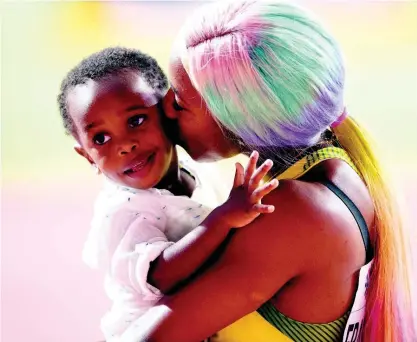  ?? GLADSTONE TAYLOR/MULTIMEDIA PHOTO
EDITOR ?? Shelly-Ann Fraser-Pryce celebrates winning her fourth World 100m title by kissing her son, Zyon, on September 29.