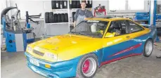  ?? FOTO: HERBERT DREHER ?? Denis Sauter aus Worndorf präsentier­t mit Stolz sein Schmuckstü­ck, seinen Opel Manta B in den Original-Filmfarben.